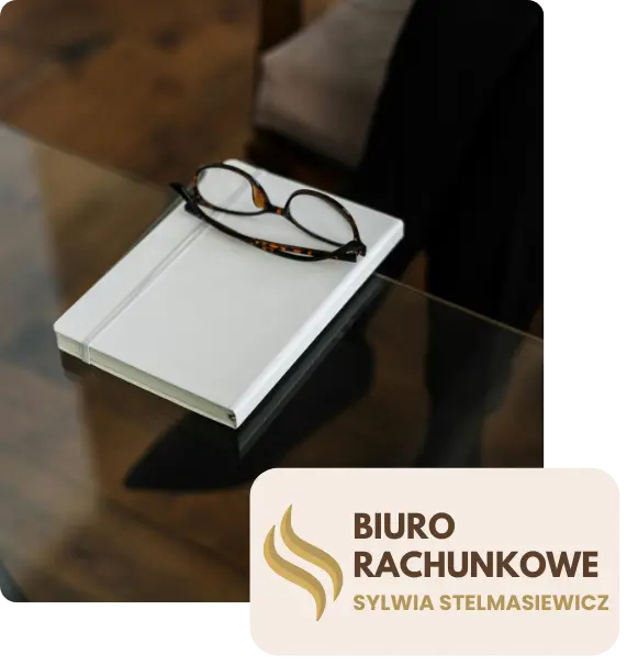 Notes i okulary na biurku w biurze rachunkowym Sylwia Stelmasiewicz